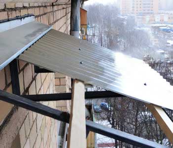 Крепление профнастила к обрешетке крыши на последенем этаже балкона в ﻿ЖК «Гранд Парк»