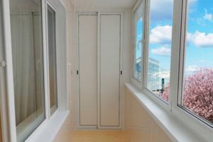 Шкаф на балкон с раздвижными и распашными дверцами