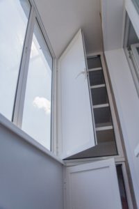 Шкаф на балкон с раздвижными и распашными дверцами